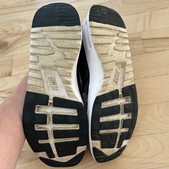 Nike Air Max Thea Flyknit Women’s Sneakers Size 10 Black White - Picture 6 of 6